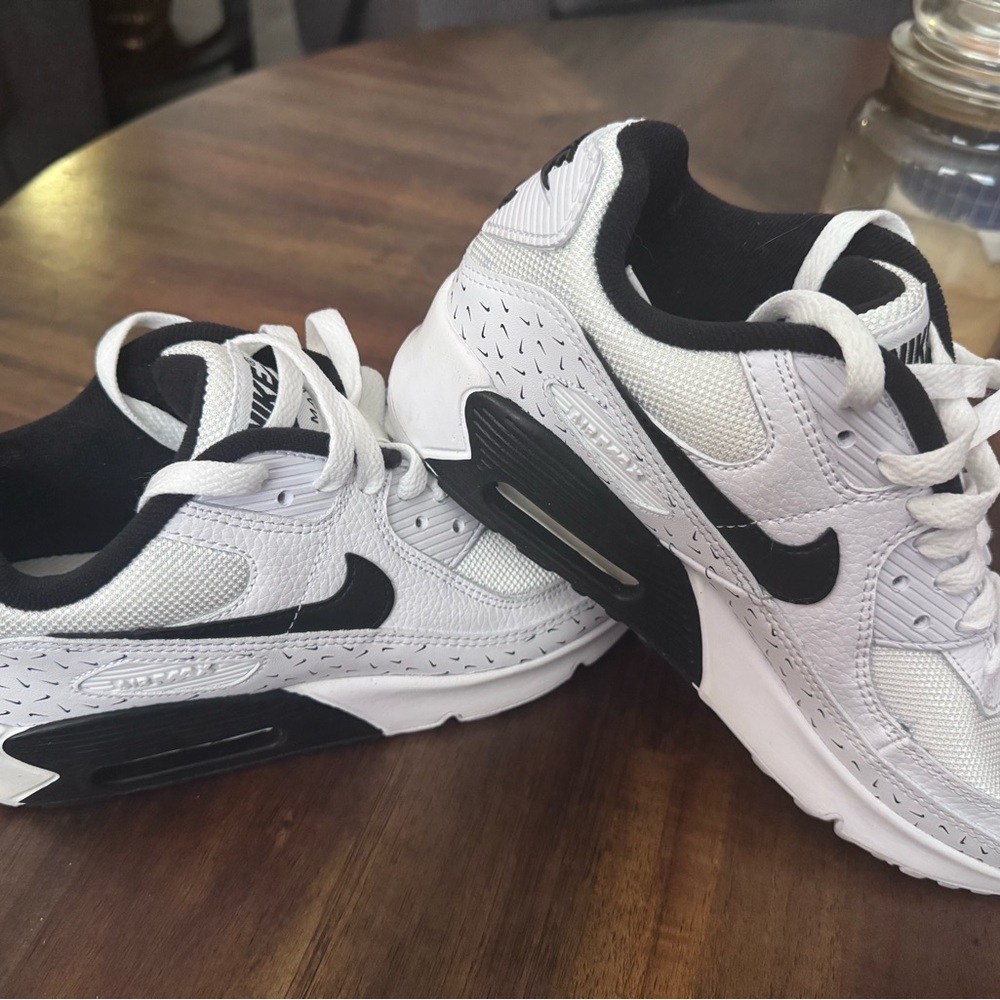 NIKE AIRMAX 90 GS Swooshfetti. BLACK/WHITE. 5.5Y. BNWOB.